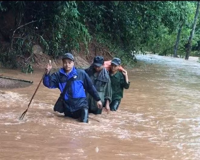 Để phá các vụ án ma tuý, rất nhiều lần Trung tá Mai Hoàng cùng đồng đội phải trèo đèo, lội suối, đối mặt với hiểm nguy.
