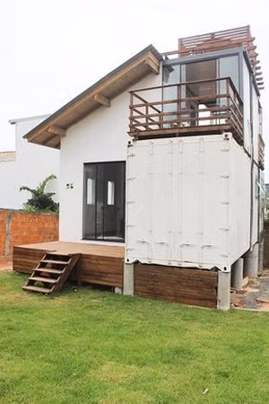 Mẫu nhà xếp chồng xô lệch, cột chống đỡ. Mẫu nhà xếp chồng xô lệch, cột chống đỡ.