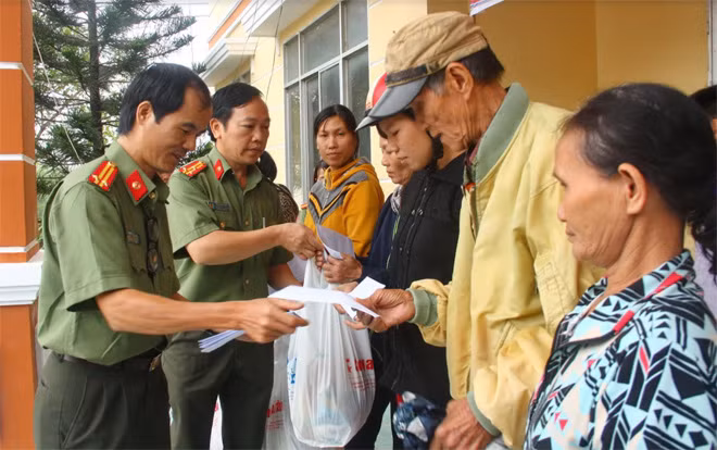 Thượng tá Đặng Ngọc Như và Trung tá Nguyễn Đức Vinh - Phó trưởng Cơ quan đại diện Báo CAND trao tặng quà Tết cho người dân ở xã Xuân Phước, Xuân Lãnh. Thượng tá Đặng Ngọc Như và Trung tá Nguyễn Đức Vinh - Phó trưởng Cơ quan đại diện Báo CAND trao tặng quà Tết cho người dân ở xã Xuân Phước, Xuân Lãnh.