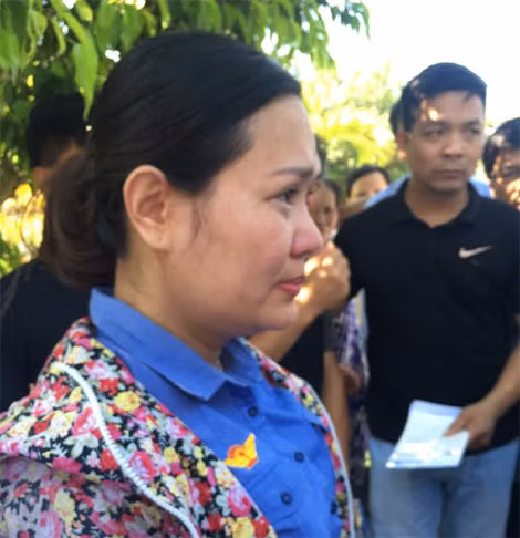 Vợ anh Nguyễn Thế Hùng, lái tàu chính, đau đớn trước sự ra đi đột ngột của chồng.