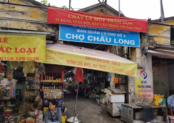 Chợ Châu Long đã xuống cấp và nhếch nhác từ nhiều năm nay.