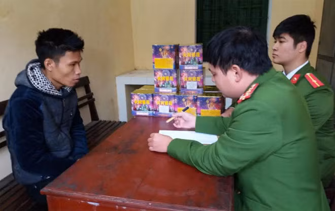 Nguyễn Đăng Hòa (áo đen) tại CQĐT.