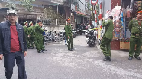 Lực lượng điều tra bảo vệ hiện trường nơi ông Lâm tử vong.