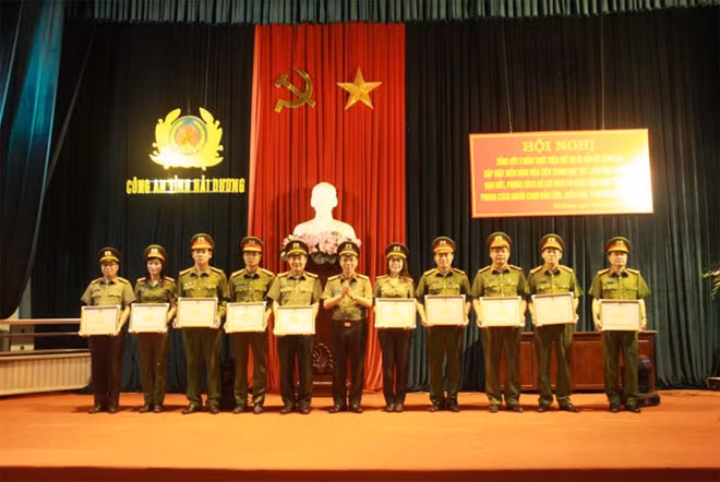 Thừa ủy quyền của Bộ trưởng Bộ Công an, Đại tá Nguyễn Văn Toàn, Phó cục trưởng Cục Công tác chính trị CAND trao Bằng khen của Bộ Công an cho các tập thể và cá nhân.