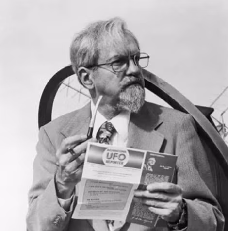 Tiến sĩ Hynek công bố báo cáo về UFO và người ngoài trái đất. Tiến sĩ Hynek công bố báo cáo về UFO và người ngoài trái đất.