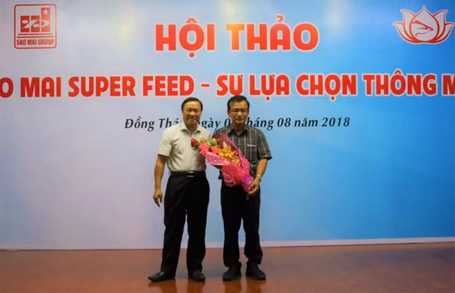 Ông Lê Văn Chung - Tổng Giám đốc Công ty IDI tặng hoa cho ông Dương Nghĩa Quốc - Chủ tịch Hiệp hội cá Tra Việt Nam. Ông Lê Văn Chung - Tổng Giám đốc Công ty IDI tặng hoa cho ông Dương Nghĩa Quốc - Chủ tịch Hiệp hội cá Tra Việt Nam.