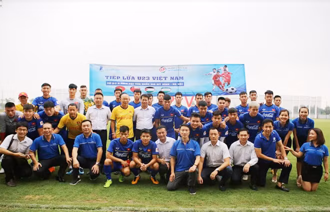Đại diện VNPT, VinaPhone chụp ảnh lưu niệm cùng đội tuyển trước khi ra sân tập.