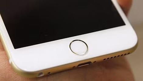 Cảm biến nhận diện dấu vân tay Touch ID được tích hợp vào nút home của chiếc iPhone 5S. Cảm biến nhận diện dấu vân tay Touch ID được tích hợp vào nút home của chiếc iPhone 5S.