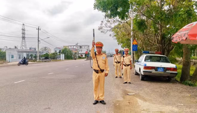Trung tá Trần Chí Dũng – Phó trưởng Trạm CSGT Tuy Phước cùng đồng đội trong một cuộc tuần tra kiểm soát trên đường quốc lộ 1A ở Bình Định.