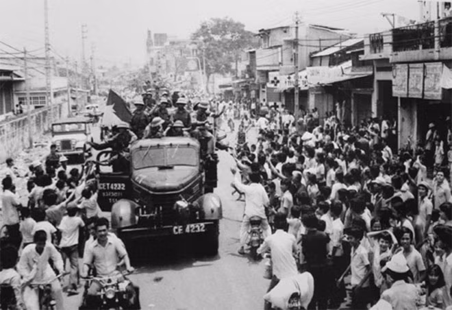 Giải phóng Sài Gòn ngày 30-4-1975, nhân dân chào mừng người chiến thắng (Ảnh: Hứa Kiểm).