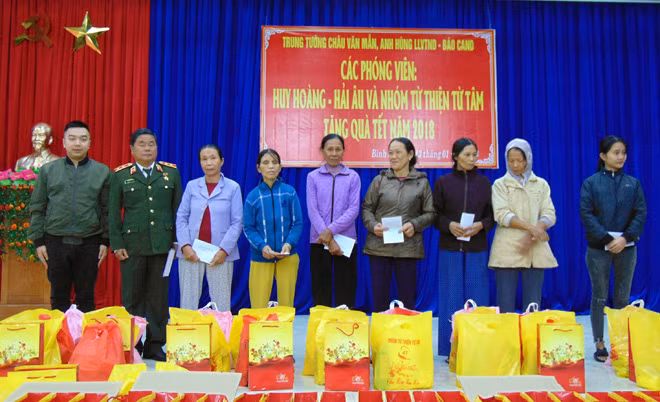 Trung tướng Châu Văn Mẫn và các nhà hảo tâm tặng quà Tết cho bà con nghèo xã Bình Sa.