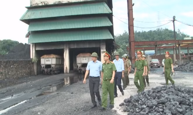 Cán bộ, chiến sĩ Đồn Công an KCN Mông Dương thường xuyên phối hợp với doanh nghiệp ngành Than đảm bảo ANTT.