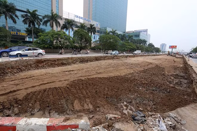Hà Nội cũng đã từng xén vỉa hè đường Nguyễn Chí Thanh để mở rộng lòng đường, giảm ùn tắc. Hà Nội cũng đã từng xén vỉa hè đường Nguyễn Chí Thanh để mở rộng lòng đường, giảm ùn tắc.