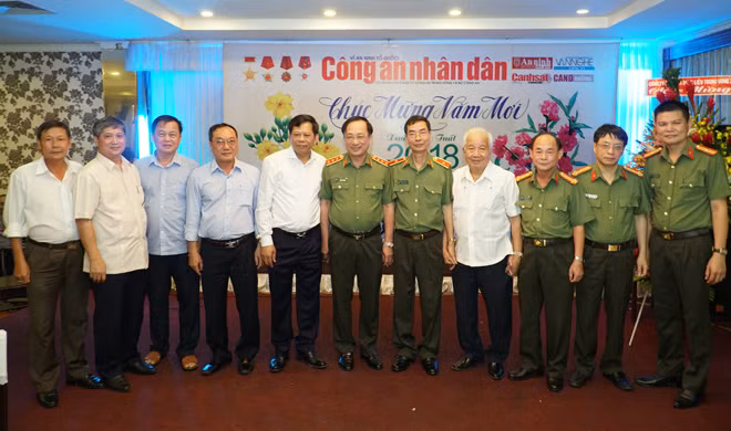 Thượng tướng Nguyễn Văn Thành, Thứ trưởng Bộ Công an; đồng chí Võ Thái Hòa, nguyên Thứ trưởng Bộ Công an và các đại biểu dự hội nghị.Ảnh: M.Đ - P.L..