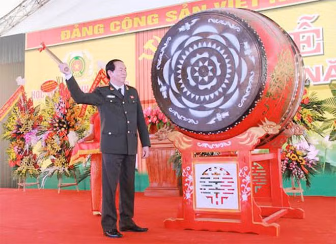 Đại tướng, GS-TS Trần Đại Quang, Ủy viên Bộ Chính trị, Bộ trưởng Bộ Công an đánh trống khai giảng năm học 2015-2016 tại Học viện Chính trị Công an nhân dân.