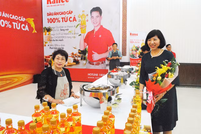 Chuyên gia ẩm thực Nhật Bản - Norita Nakamura dùng Ranee nấu các món ăn Nhật.