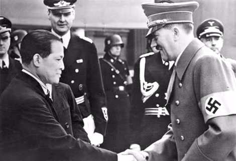Hitler ra tận cửa đại sảnh đón Oshima khi ông đến trình quốc thư.