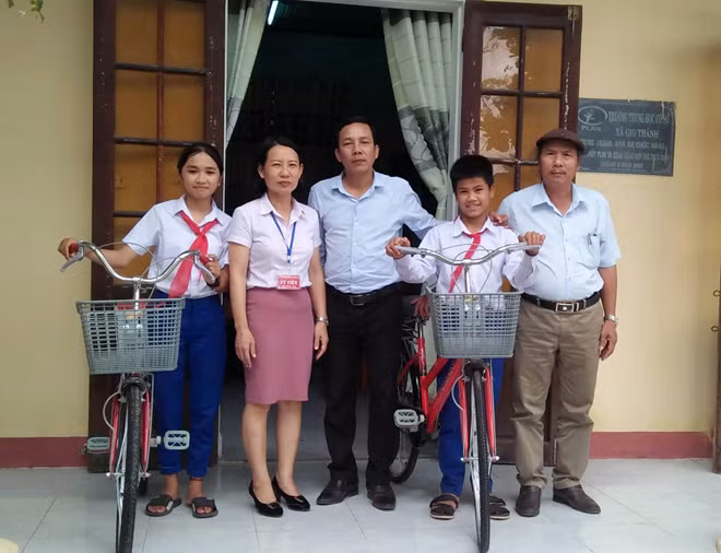 Thầy Hoàng Hữu Kiều (đứng giữa) và các “Mạnh Thường Quân” tặng xe đạp cho các em học sinh nghèo ở Gio Linh.