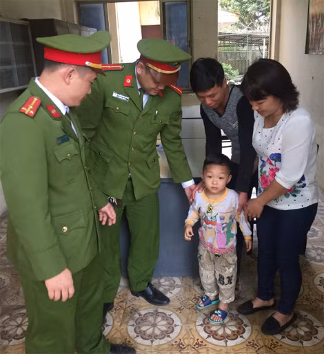 Công an phường bàn giao cháu Phúc về với gia đình.