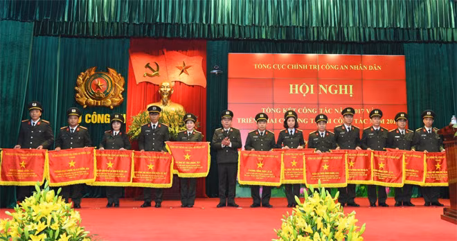 Trung tướng Nguyễn Thanh Nam trao Cờ Thi đua của Tổng cục Chính trị tặng các tập thể có thành tích xuất sắc.