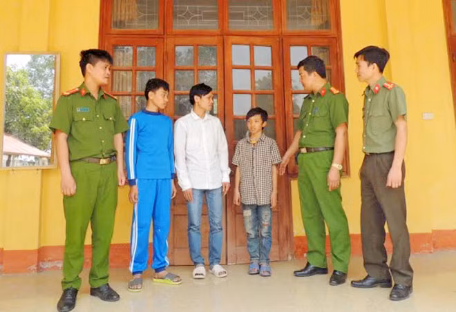 Lãnh đạo và CBCS Công an huyện Bình Lục giúp hai cháu bé đi lạc về với gia đình.