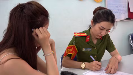 Cán bộ điều tra lấy lời khai của đối tượng bán dâm. Cán bộ điều tra lấy lời khai của đối tượng bán dâm.