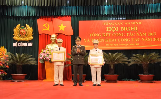 Thừa ủy quyền của Thủ tướng Chính phủ, Bộ trưởng Tô Lâm trao Bằng khen của Thủ tướng Chính phủ cho các cá nhân có thành tích xuất sắc. Thừa ủy quyền của Thủ tướng Chính phủ, Bộ trưởng Tô Lâm trao Bằng khen của Thủ tướng Chính phủ cho các cá nhân có thành tích xuất sắc.
