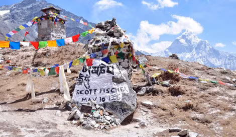 Bia tưởng niệm nhà leo núi Scott Fischer đặt tại Trại Căn cứ (phía sau bên phải là núi Everest). Bia tưởng niệm nhà leo núi Scott Fischer đặt tại Trại Căn cứ (phía sau bên phải là núi Everest).