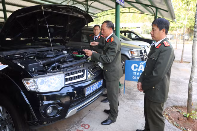 Cán bộ, chiến sĩ Đội xe Phòng Hậu cần kỹ thuật Công an Đắk Nông thường xuyên kiểm tra, bảo dưỡng phương tiện. Cán bộ, chiến sĩ Đội xe Phòng Hậu cần kỹ thuật Công an Đắk Nông thường xuyên kiểm tra, bảo dưỡng phương tiện.