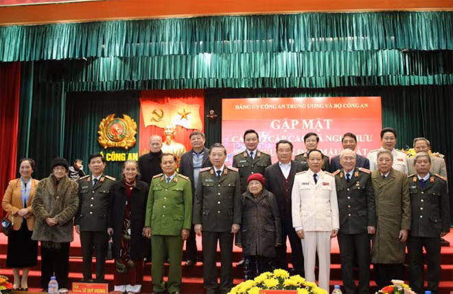 Bộ trưởng Tô Lâm cùng lãnh đạo Bộ Công an với các đồng chí nguyên là lãnh đạo Bộ Công an.