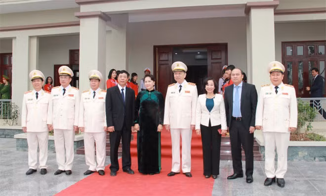 Chủ tịch Quốc hội Nguyễn Thị Kim Ngân với lãnh đạo Bộ Công an.