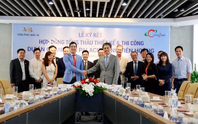 Ông Trần Đức Thắng – Tổng Giám đốc Công ty CP Văn Phú – Bắc Ái (bên trái) và ông Nguyễn Sỹ Công – Tổng Giám đốc Công ty Coteccons thực hiện nghi thức ký hợp đồng.