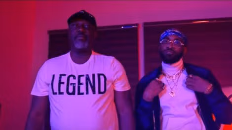Dino Melaye (trái) trong MV của rapper Kach.