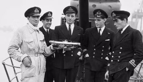 Các sĩ quan trên tàu HMS Seraph, tàu ngầm phục vụ cho “Chiến dịch thịt băm”, trên boong tàu vào tháng 12 năm 1943.