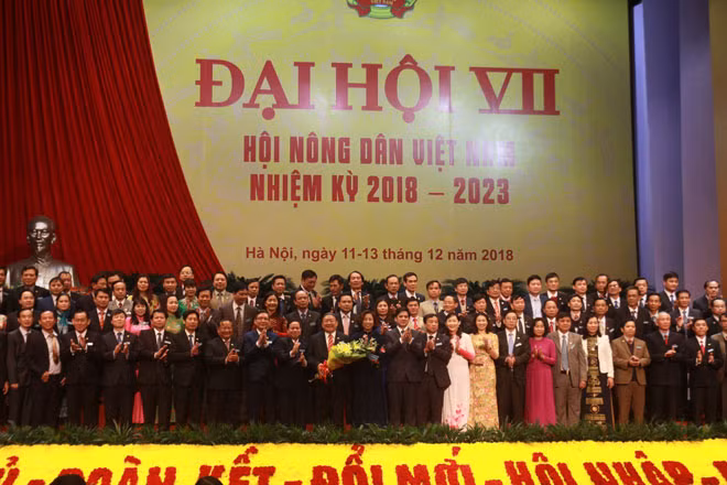 Ban Chấp hành Hội Nông dân Việt Nam khóa VII ra mắt Đại hội. Ban Chấp hành Hội Nông dân Việt Nam khóa VII ra mắt Đại hội.