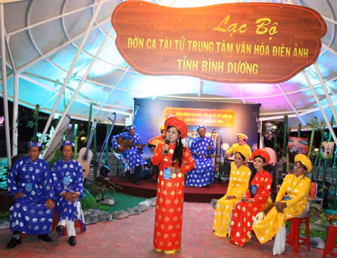 Một CLB Đờn ca tài tử của tỉnh Bình Dương. Một CLB Đờn ca tài tử của tỉnh Bình Dương.