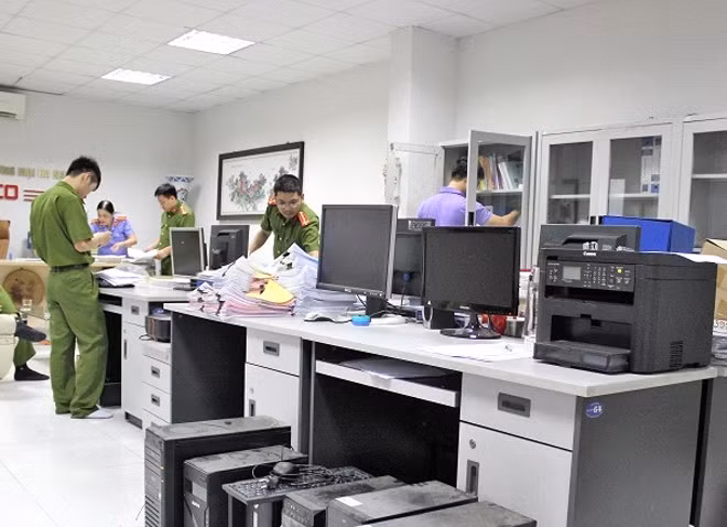 Cơ quan Công an khám xét trụ sở một công ty vi phạm.