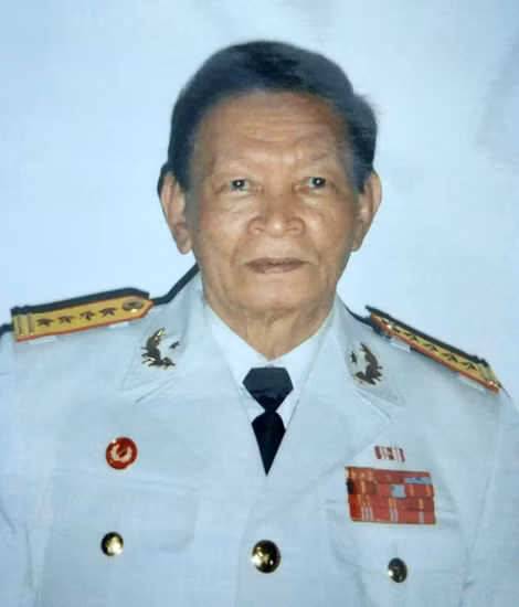 Đại tá, nhà văn Nam Hà.