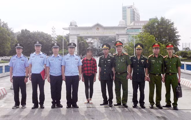 Phòng Cảnh sát hình sự, Công an tỉnh Lào Cai và Công an huyện Bắc Hà tiếp nhận nạn nhân bị lừa bán.