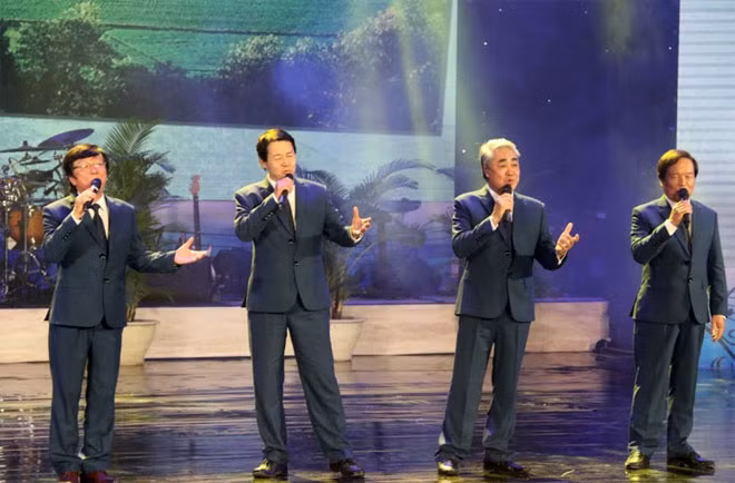 các NSND Quang Thọ, NSƯT Thanh Vinh, NSƯT Dương Minh Đức, NSƯT Quang Huy biểu diễn tiết mục "Mời anh đến thăm quê tôi".