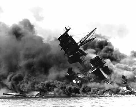 Khu trục hạm USS Arizona bị Không quân Nhật đánh chìm ở Trân Châu Cảng.