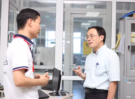 GS. Tạ Thành Văn trao đổi với cộng sự tại Trung tâm nghiên cứu Gen - Protein (Trường Đại học Y Hà Nội).