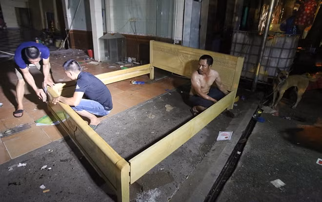 Một số gia đình lắp tạm giường cạnh quốc lộ 6 làm chỗ nghỉ qua đêm để trông giữ tài sản còn lại.