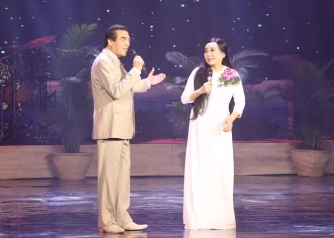 NSND Trung Đức và NSND Thu Hiền trong "Gửi em ở cuối sông Hồng".