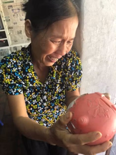 Mẹ đồng chí Tùng khóc khi nhìn con lợn tiết kiệm “Khát vọng xứ Thanh” của anh. Mẹ đồng chí Tùng khóc khi nhìn con lợn tiết kiệm “Khát vọng xứ Thanh” của anh.