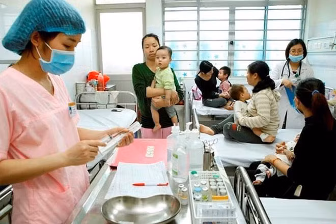 Điều dưỡng chăm sóc cho bệnh nhi tại Bệnh viện Nhi Trung ương (Ảnh TTX).