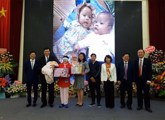 Chào mừng em bé thứ 100 ra đời bằng thụ tinh ống nghiệm.