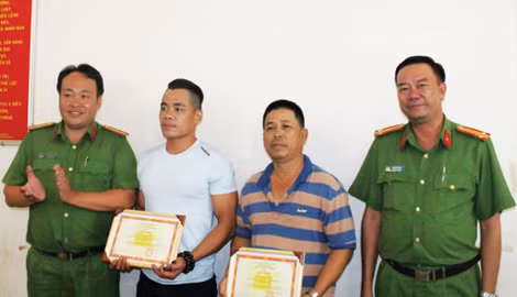 Hai công dân bắt cướp ở xã Vĩnh Lộc A, Bình Chánh được khen thưởng.