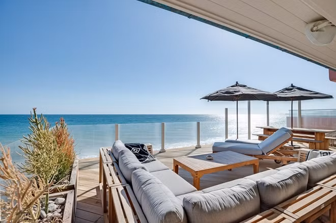 Biệt thự nằm tại trung tâm của Carbon Beach - bãi biển của tỷ phú và người giàu có, hướng nhìn ra Thái Bình Dương.
