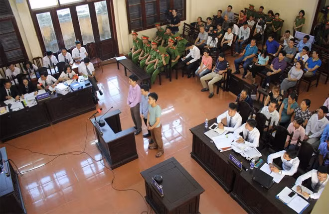 Toàn cảnh tại phiên tòa xét xử.